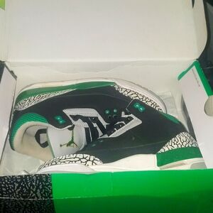 Women or Youth GREEN Jordan 3 elephant print SIZE 8 OR 6.5 BOYS